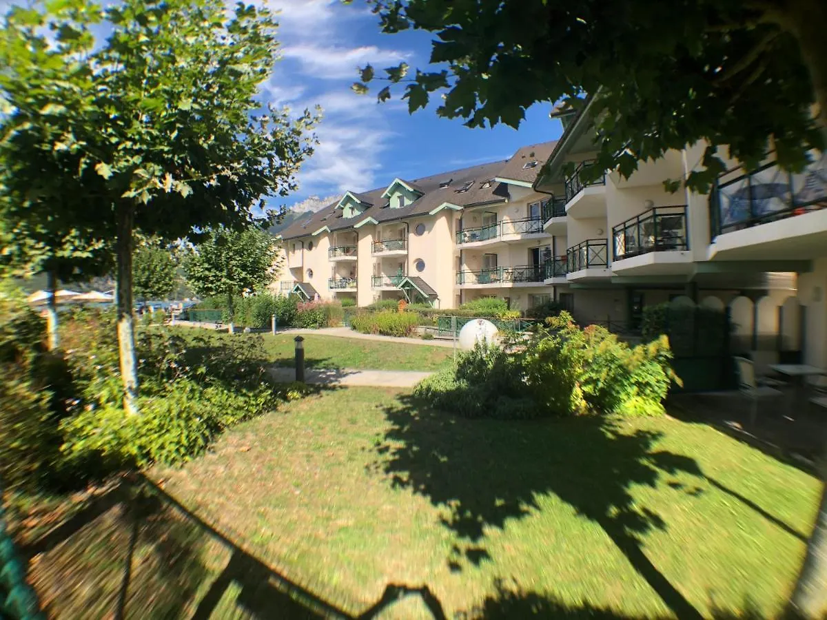 Logement avec terrasse sur lac, tout confort, dans résidence avec PLAGE et PONTON PRIVEE Duingt 0*,