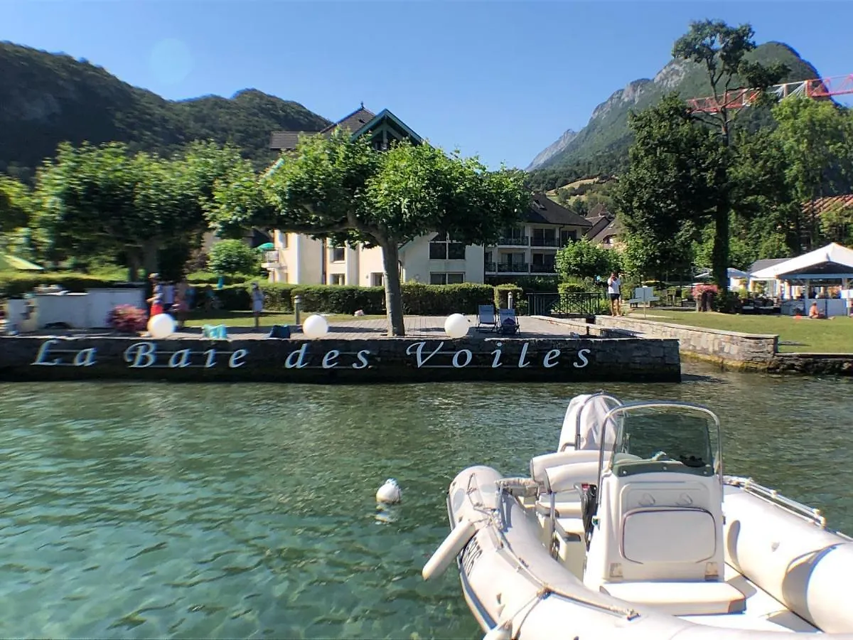 Logement avec terrasse sur lac, tout confort, dans résidence avec PLAGE et PONTON PRIVEE Duingt