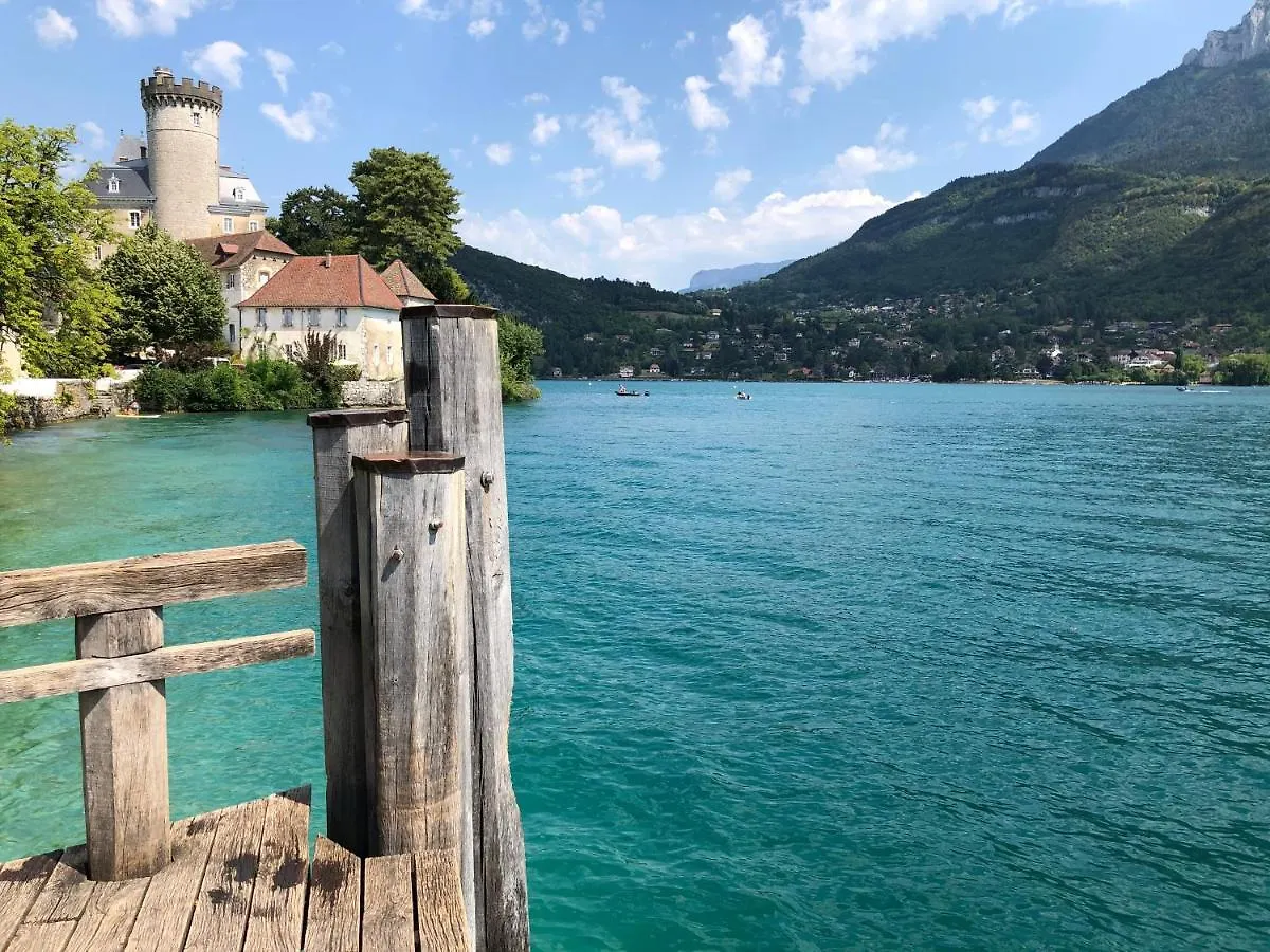 Appartement Logement avec terrasse sur lac, tout confort, dans résidence avec PLAGE et PONTON PRIVEE Duingt