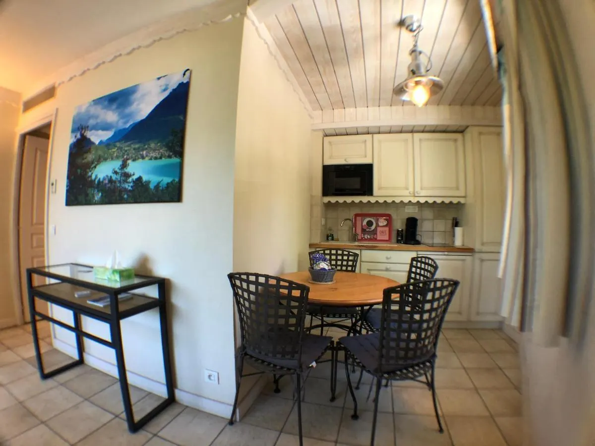 Apartment Logement Avec Terrasse Sur Lac, Tout Confort, Dans Residence Avec Plage Et Ponton Privee Duingt
