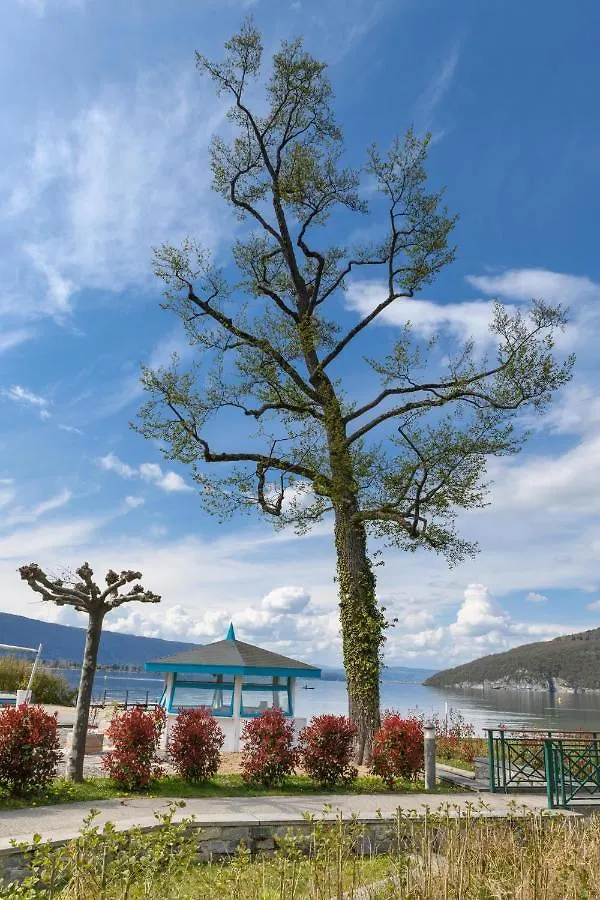 Logement Avec Terrasse Sur Lac, Tout Confort, Dans Residence Avec Plage Et Ponton Privee Duingt