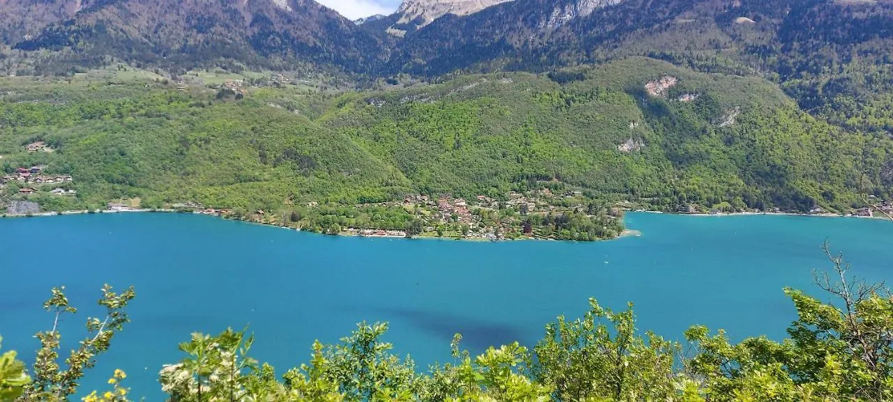 Logement Avec Terrasse Sur Lac, Tout Confort, Dans Residence Avec Plage Et Ponton Privee Duingt France