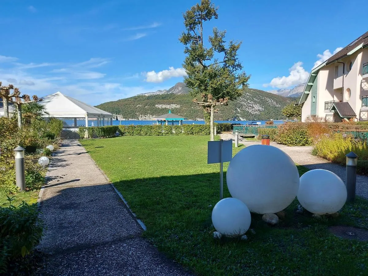 Logement Avec Terrasse Sur Lac, Tout Confort, Dans Residence Avec Plage Et Ponton Privee Duingt 0*,  France