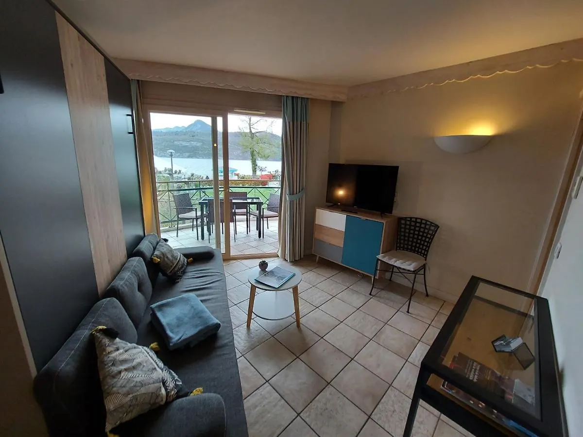 Logement Avec Terrasse Sur Lac, Tout Confort, Dans Residence Avec Plage Et Ponton Privee location