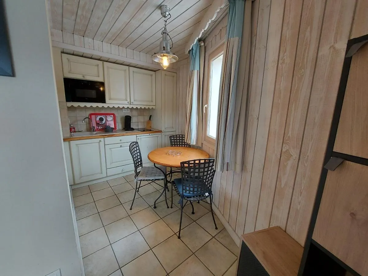 Logement Avec Terrasse Sur Lac, Tout Confort, Dans Residence Avec Plage Et Ponton Privee Duingt France