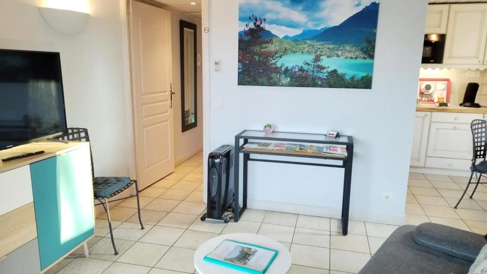Logement Avec Terrasse Sur Lac, Tout Confort, Dans Residence Avec Plage Et Ponton Privee Duingt France