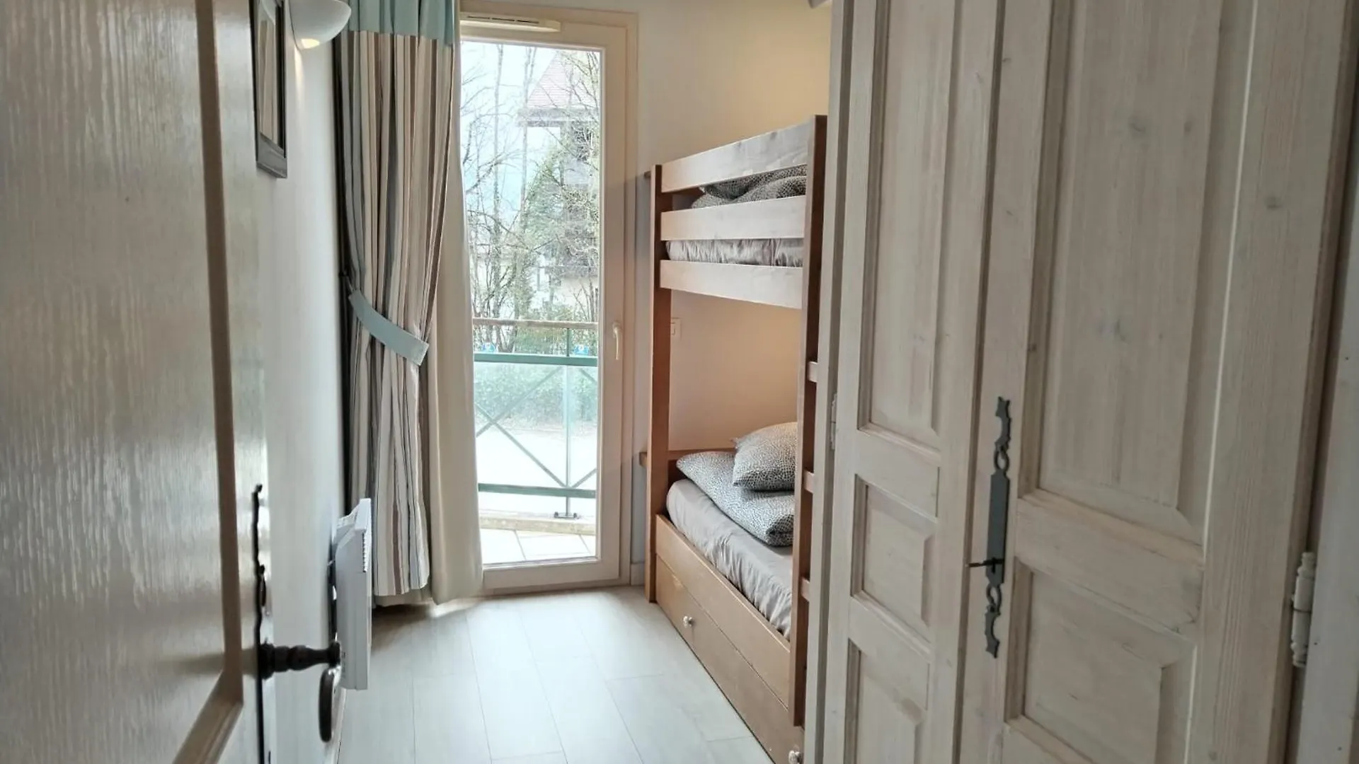 Apartment Logement Avec Terrasse Sur Lac, Tout Confort, Dans Residence Avec Plage Et Ponton Privee Duingt