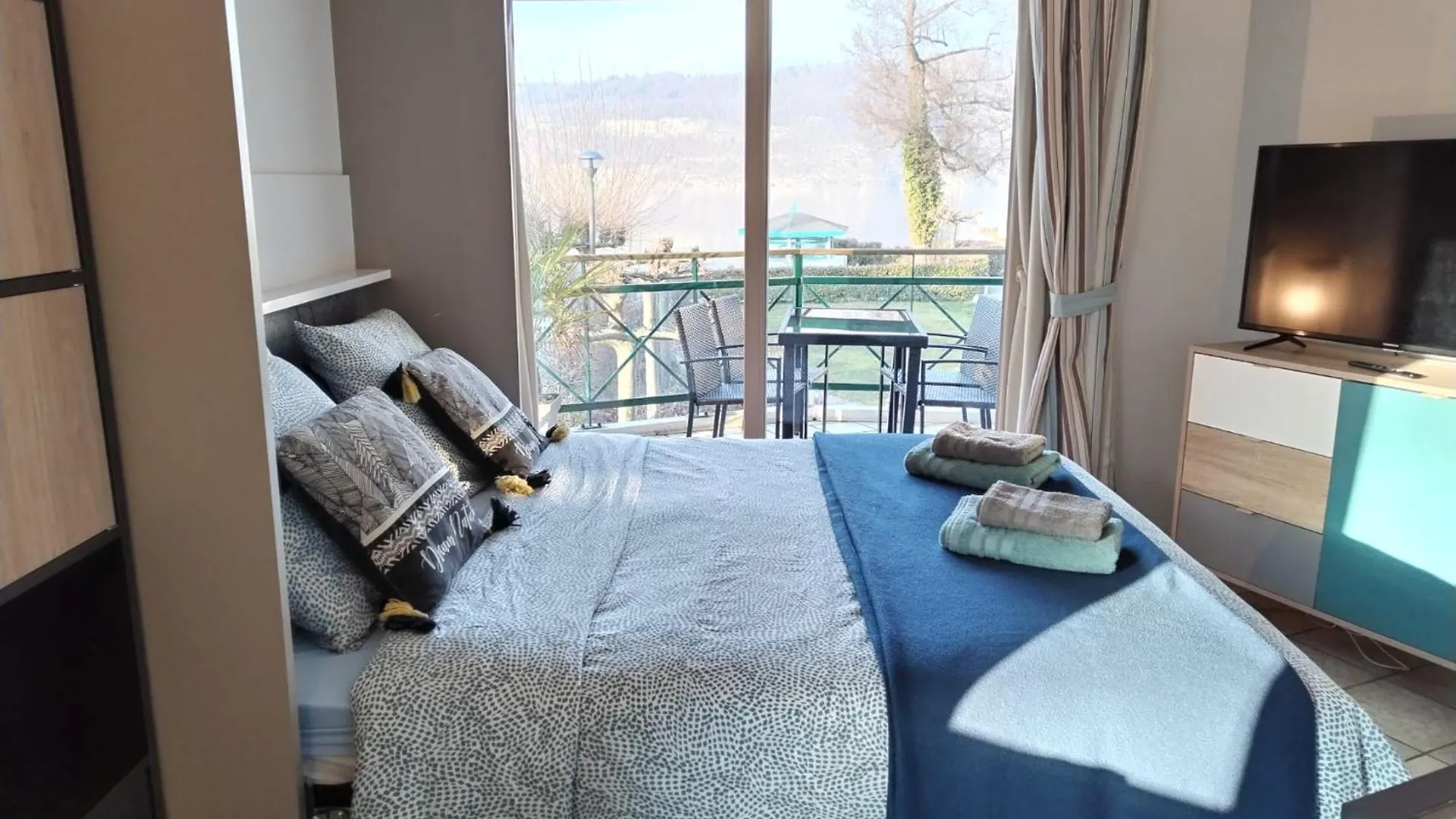 Logement Avec Terrasse Sur Lac, Tout Confort, Dans Residence Avec Plage Et Ponton Privee Duingt